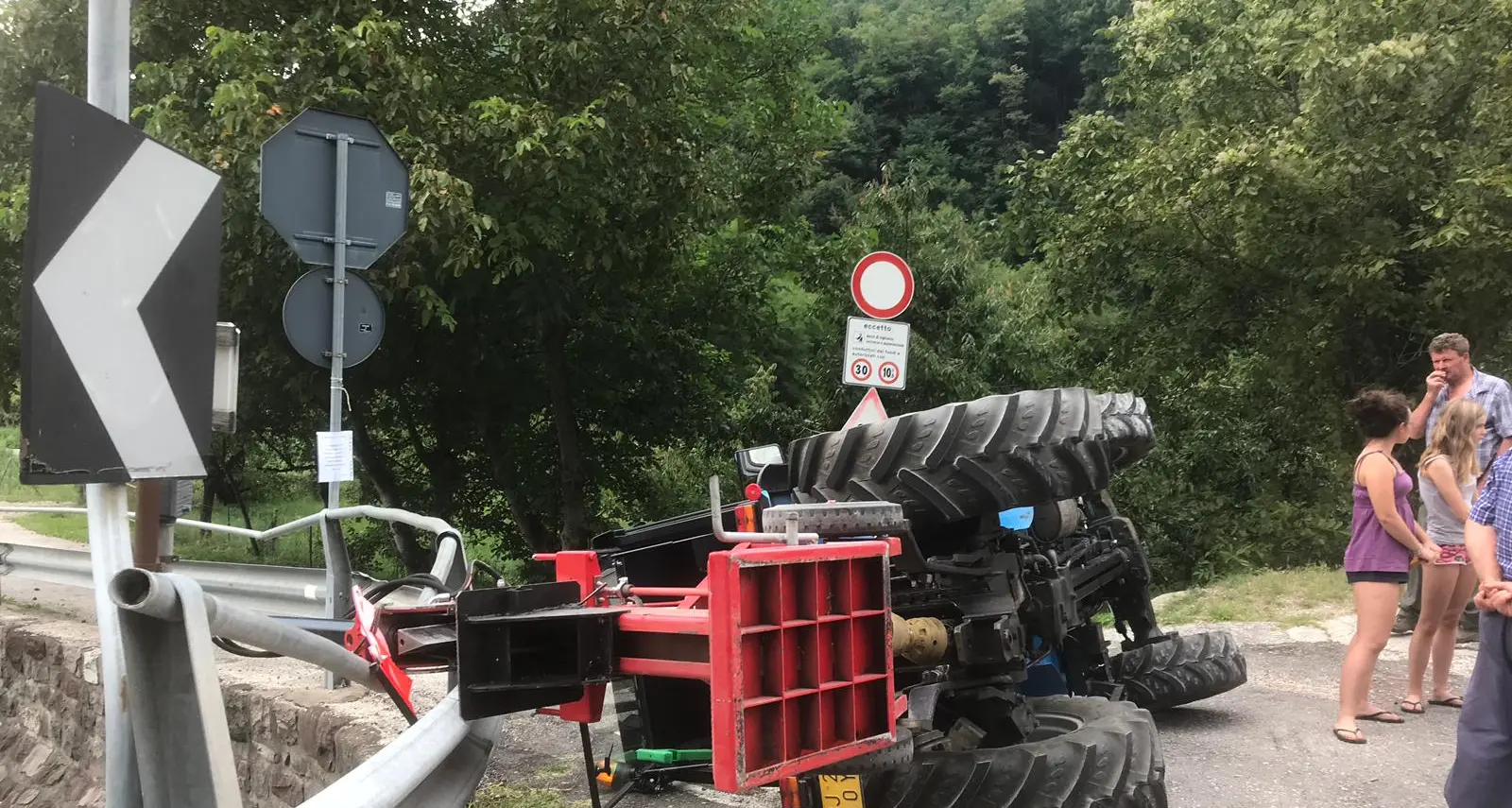 Frontale fra auto e trattore: il mezzo agricolo si ribalta ma nessun ferito nello scontro