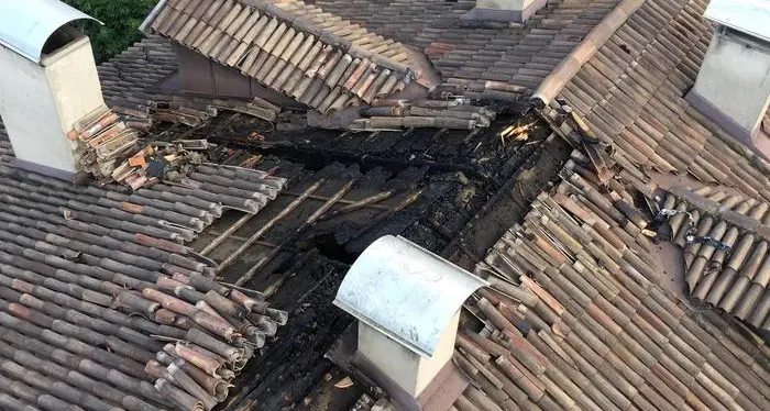 Un fulmine colpisce il tetto e innesca un incendio