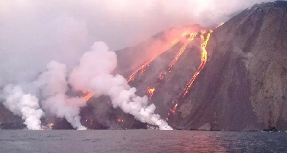 Stromboli, esplosioni dal cratere muore un escursionista i turisti si buttano in mare
