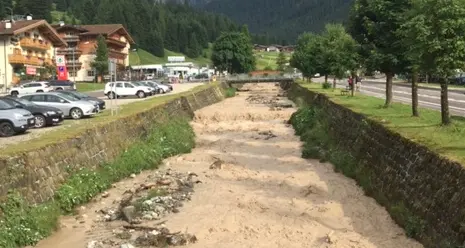 Pozza di Fassa, morta una donna travolta dal rio in piena