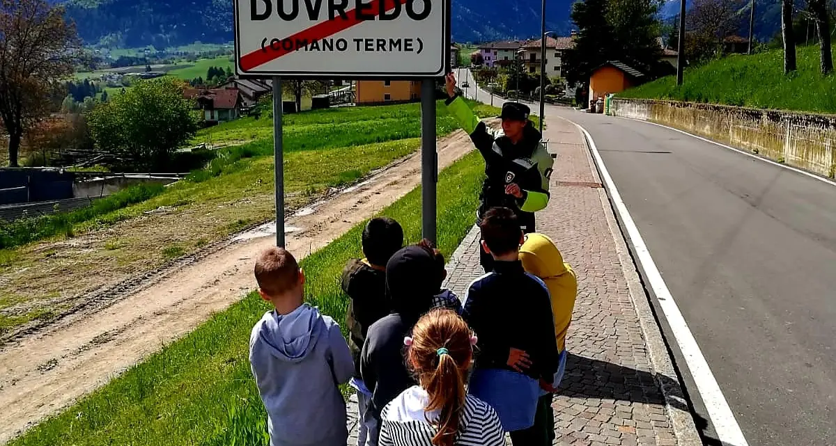 Ma che bravi questi vigili che insegnano ai bambini i cartelli e le regole stradali