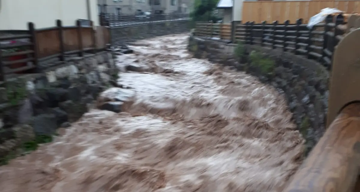 Il rio Valsorda torna a fare paura in centro paese a Moena a un anno dall'esondazione