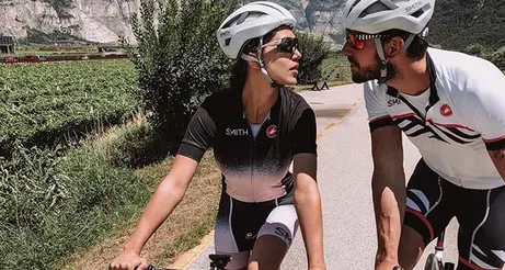 \"Moserissima\" sempre più glamour In sella anche Chechu e Ignazio