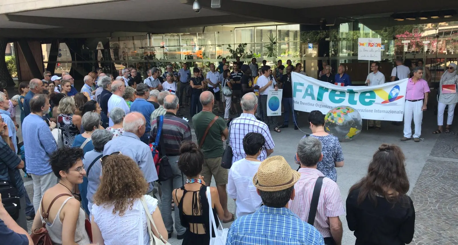 Cooperazione internazionale, le associazioni in piazza contro i tagli di Fugatti
