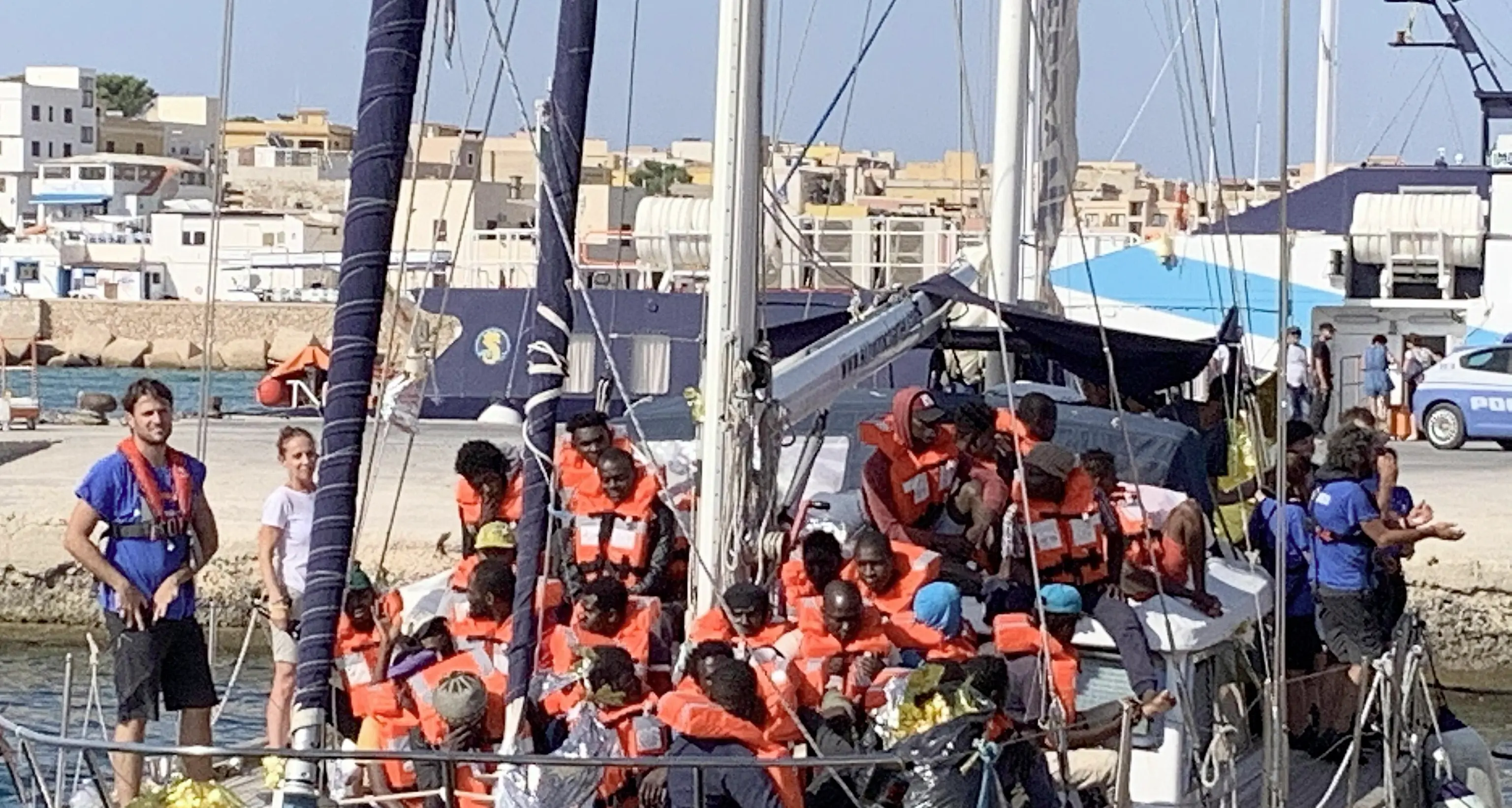 La barca Alex ha attraccato a Lampedusa Sul ponte del veliero ci sono 46 migranti Salvini: «Non autorizzo nessuno sbarco»