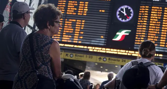 Incendiate le cabine di comando delle ferrovie a Firenze: ritardi, linee chiuse, passeggeri a piedi