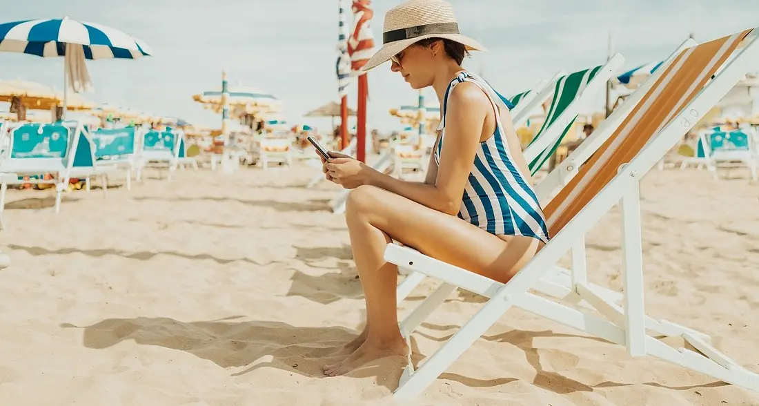 Cellulare in spiaggia, 5 regole di galateo