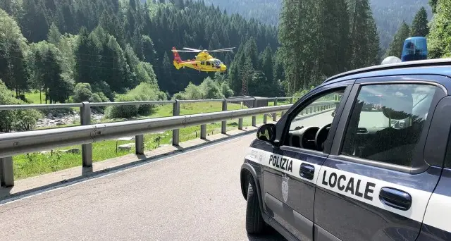 Fungaiolo scivola dal sentiero e \"vola\" sulla strada