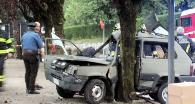 Si schianta contro un albero Grave un ragazzo di 19 anni