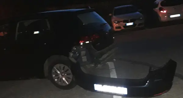 Danneggia un'auto e scappa Incastrato dalle telecamere