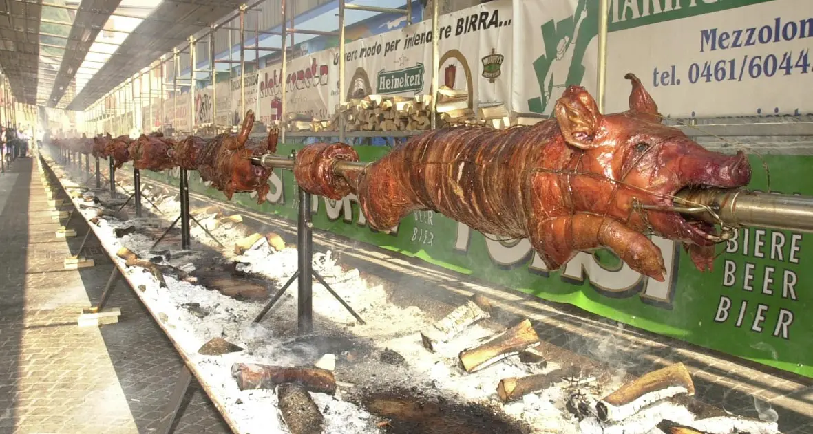 Cosa mangiare con il caldo? L'insalata di riso vince, ma c'è chi consiglia la porchetta
