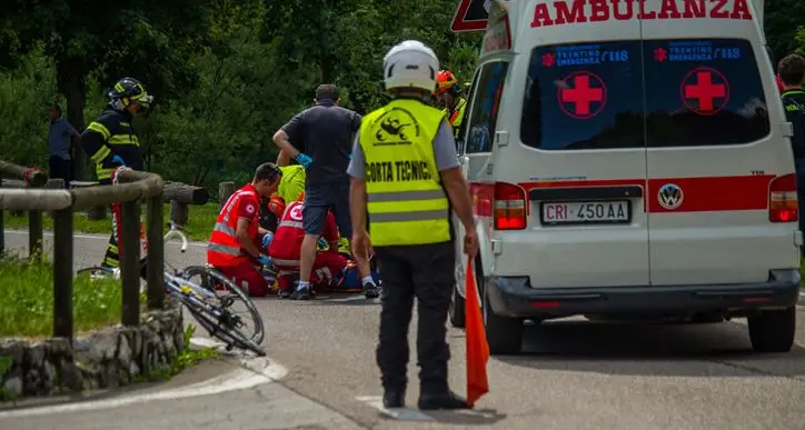 Cade in bici alla \"Ledroman\" Batte la faccia contro l'asfalto