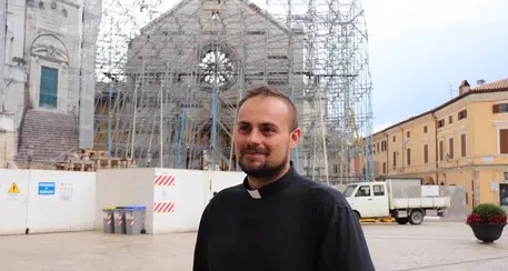 A Norcia parroco “predica” sui social