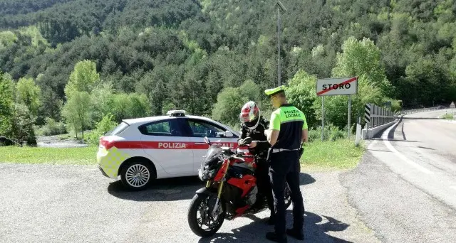 In paese sfrecciava a 100 all'ora Addio patente, 544 euro di multa