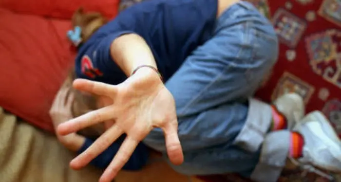 Bimba violentata in casa per quattro anni