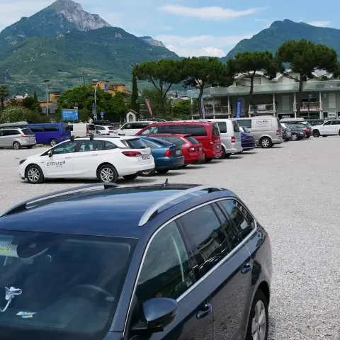 Riva, alla ex Cattoi il festival della sosta \"illegale\"