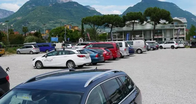 Riva, alla ex Cattoi il festival della sosta \"illegale\"