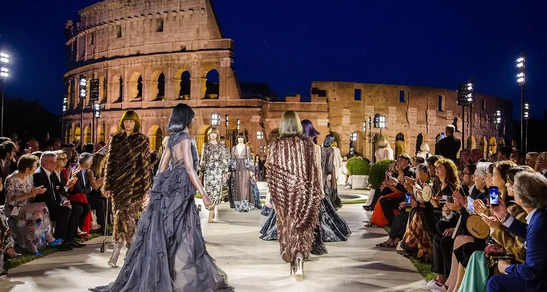 La sfilata di Fendi al Tempio di Venere a Roma