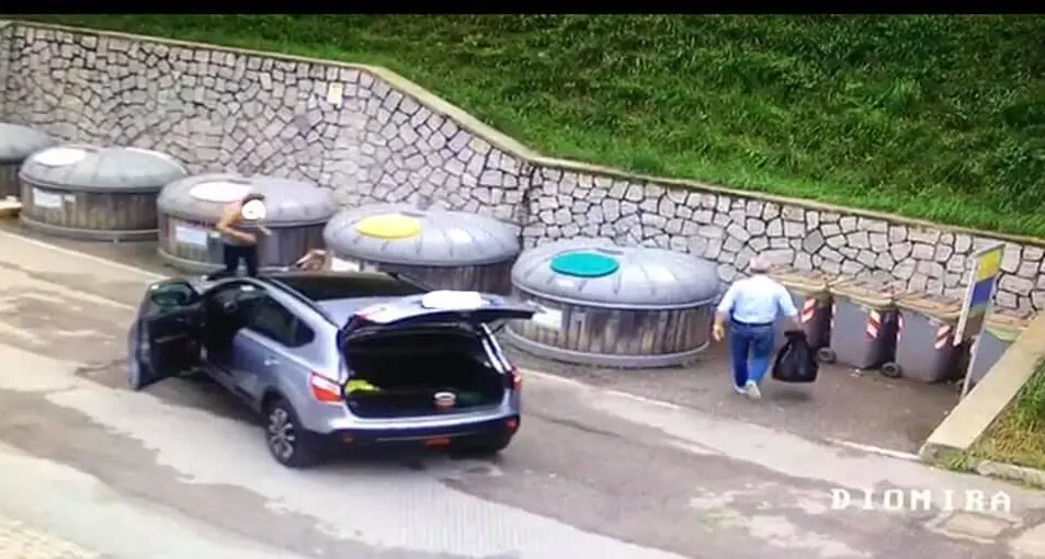 Incastrati dalla \"fototrappola\" mentre abbandonano i rifiuti