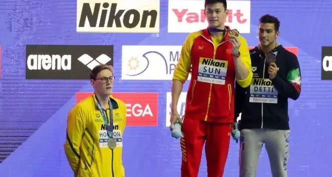Polemica anti-doping ai Mondiali nel nuoto vince il cinese: Horton non sale sul podio