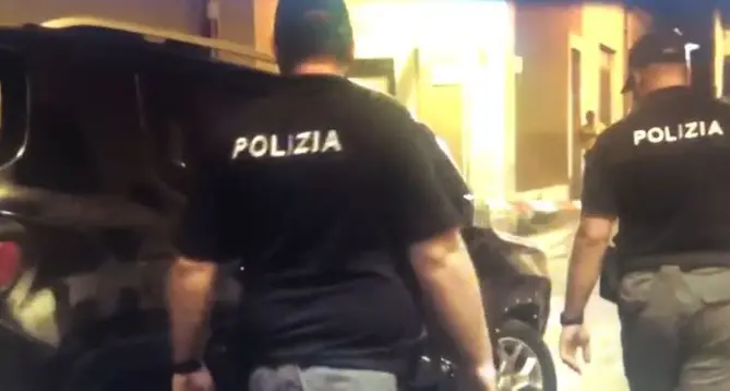 Travolge 2 bimbi con il Suv e scappa