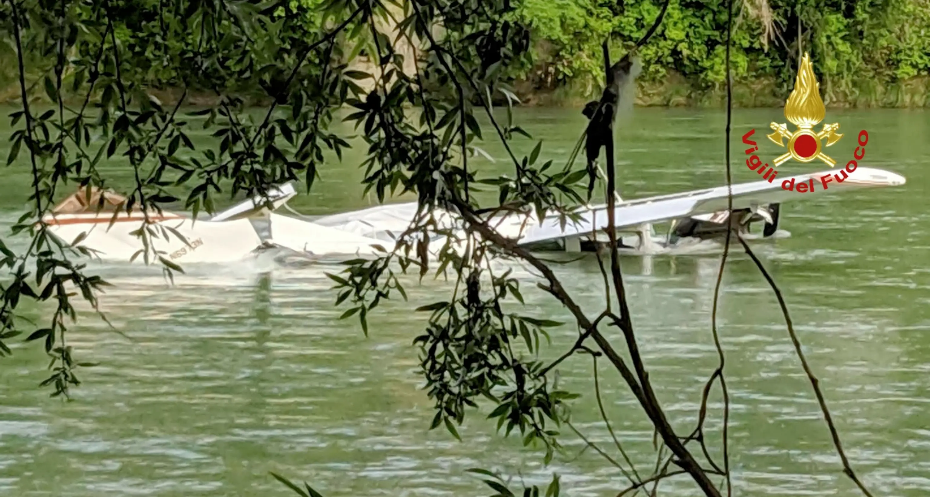 Ultraleggero precipita nell'Adige a Pescantina: salvi i due occupanti che hanno nuotato fino a riva
