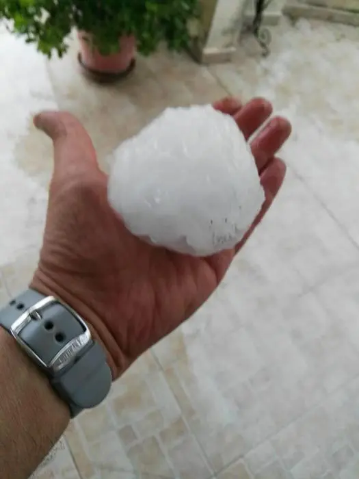 Violenta grandinata a Pescara e su parte della costa abruzzese, con chicchi grandi come arance. Numerose le persone rimaste ferite, che stanno arrivando in pronto soccorso a Pescara. Nel capoluogo adriatico, in particolare, il fenomeno ha provocato danni consistenti: auto danneggiate, parabrezza e vetri infranti, tetti danneggiati. ANSA/DOLCE
