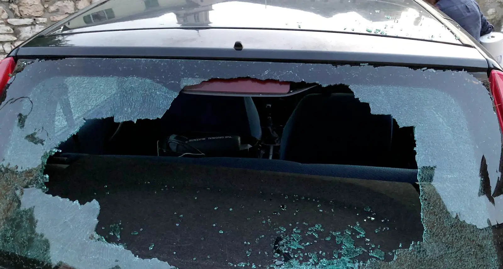 I ladri sfondano i parabrezza: dieci auto danneggiate a Trento in via Prati un vero \"raid\"