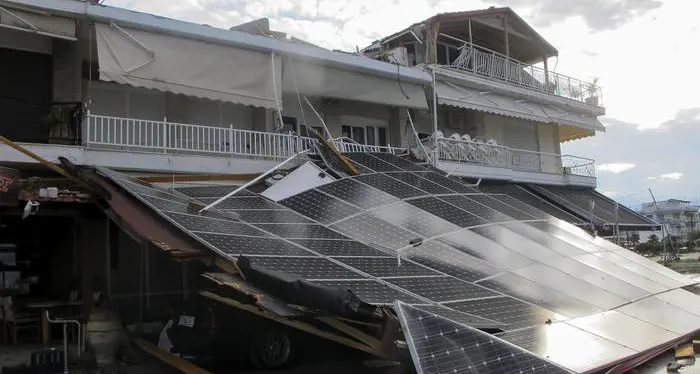 Tornado si abbatte sulla Grecia Morti 6 turisti, decine di feriti