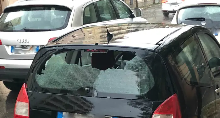 Violenta grandinata a Pescara e su parte della costa abruzzese, con chicchi grandi come arance. Numerose le persone rimaste ferite, che stanno arrivando in pronto soccorso a Pescara. Nel capoluogo adriatico, in particolare, il fenomeno ha provocato danni consistenti: auto danneggiate, parabrezza e vetri infranti, tetti danneggiati. ANSA/DOLCE