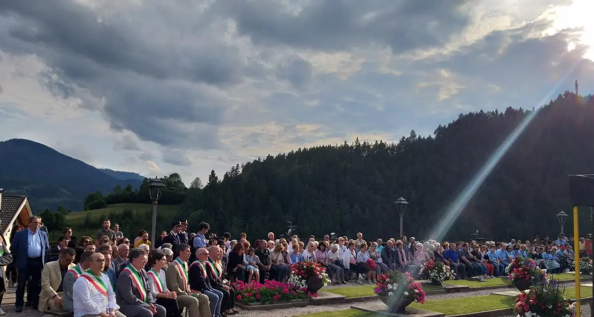 Stava, nel ricordo delle vittime la cerimonia dedicata quest'anno ai giovani camerieri sardi