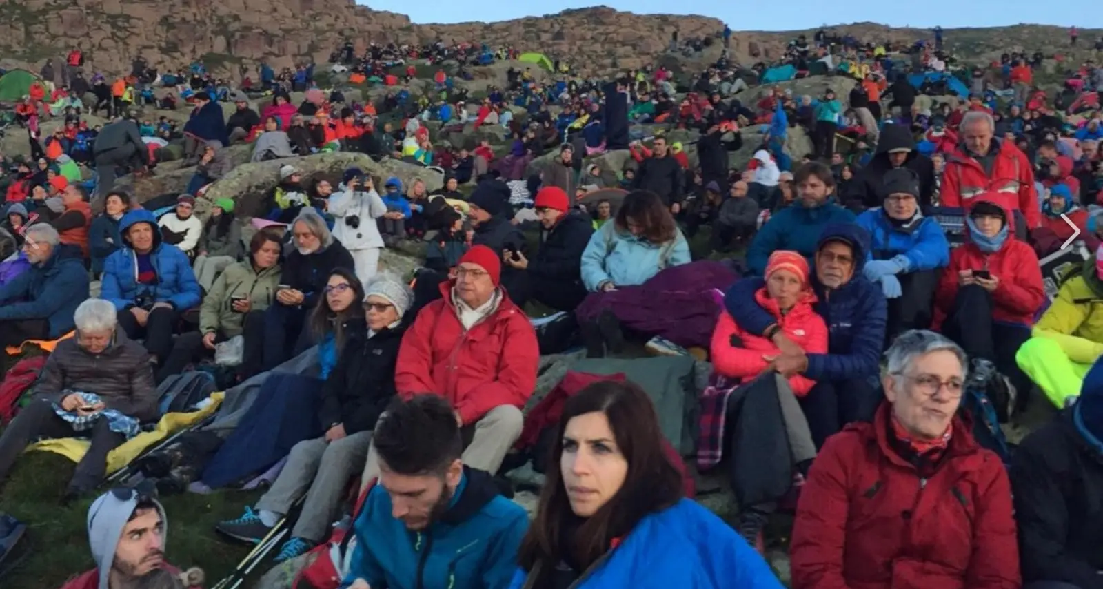 Suoni delle Dolomiti all'alba magia e silenzio, ma nella notte migliaia di auto in paese