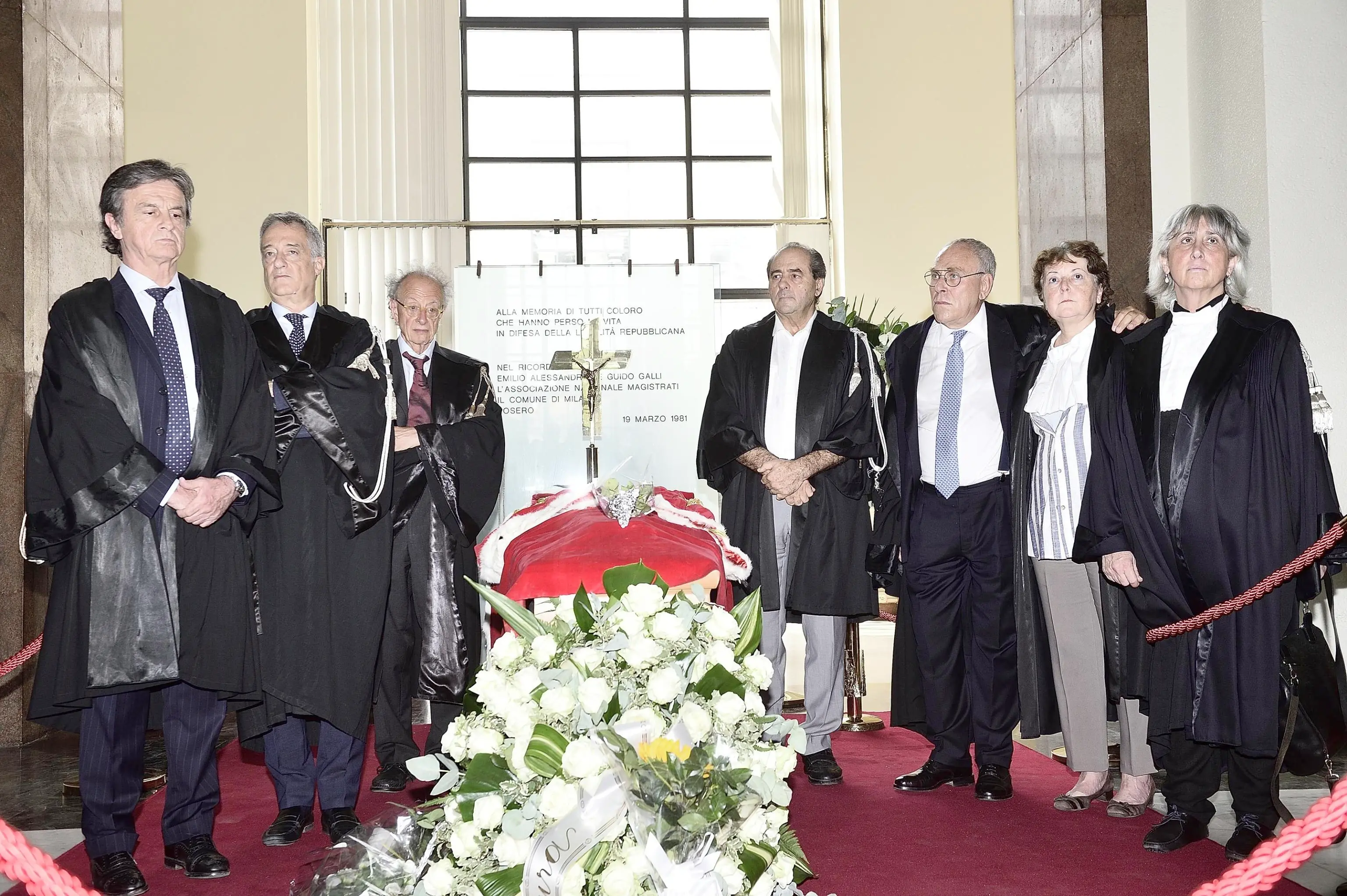 (S-D) Alberto Nobili, Maurizio Romanelli, Gherardo Colombo, Antonio Di Pietro, Francesco Greco, Luisa Zanetti e Daniela Borgonovo alla camera ardente allestita al Palazzo di Giustizia per l'ultimo saluto a Francesco Saverio Borrelli, Milano, 22 Luglio 2019. ANSA/FLAVIO LO SCALZO