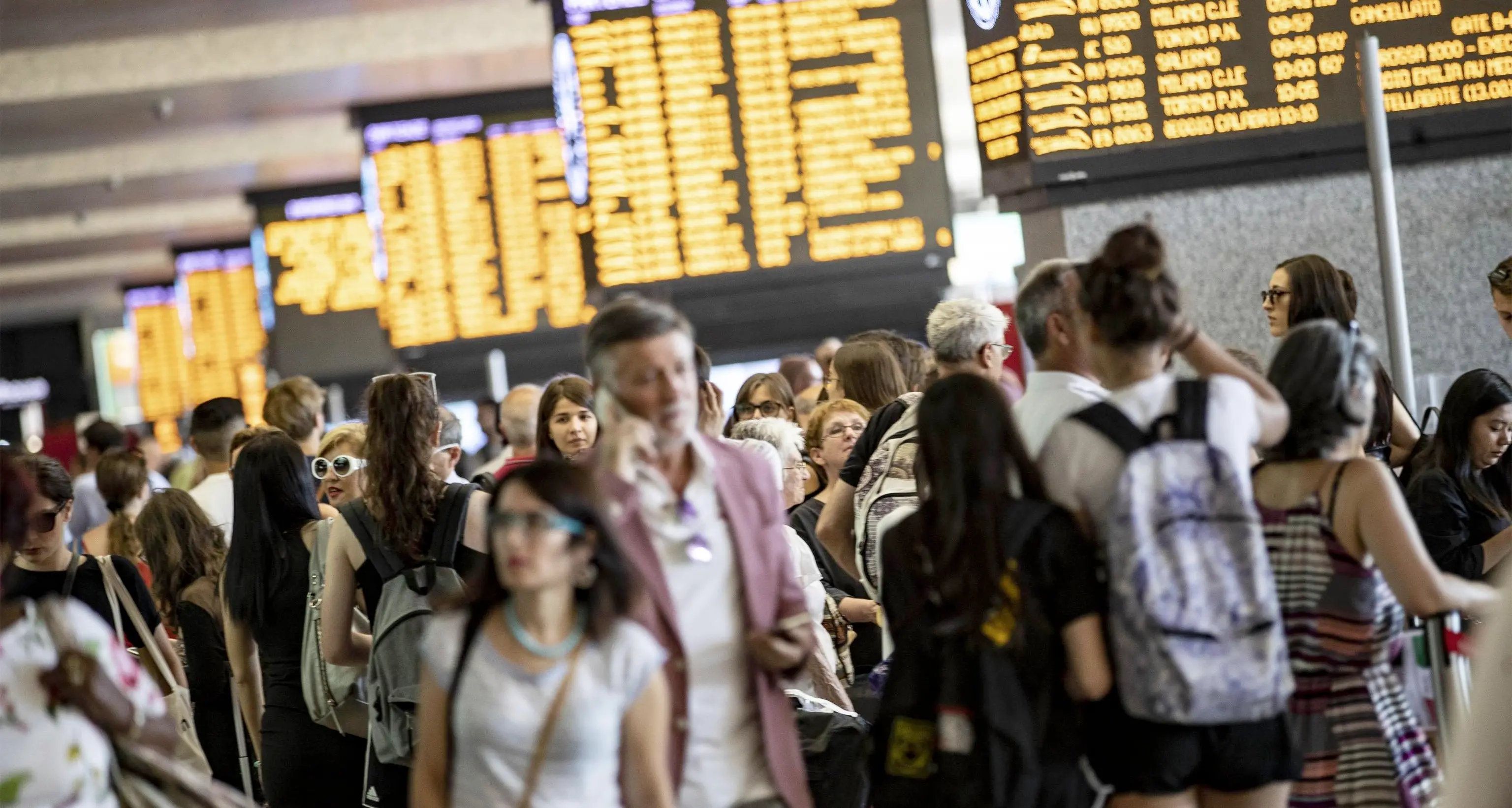 Treni in tilt in tutta Italia per un «sabotaggio anarchico» ed è scontro tra Lega e M5s