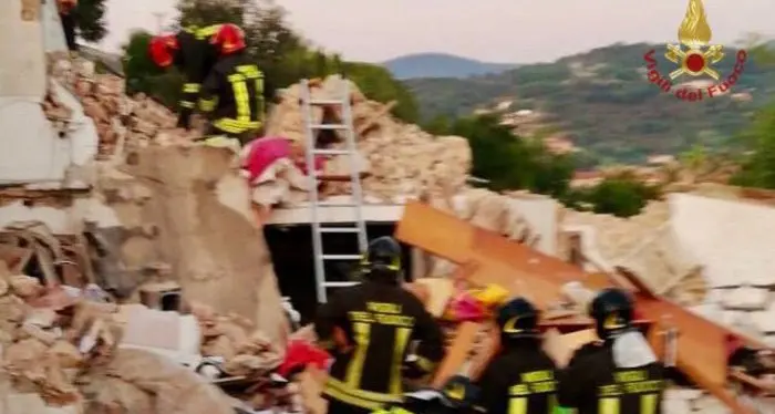 Esplode palazzina all'Isola d'Elba Tre persone in salvo, due disperse La causa è una fuga di gas