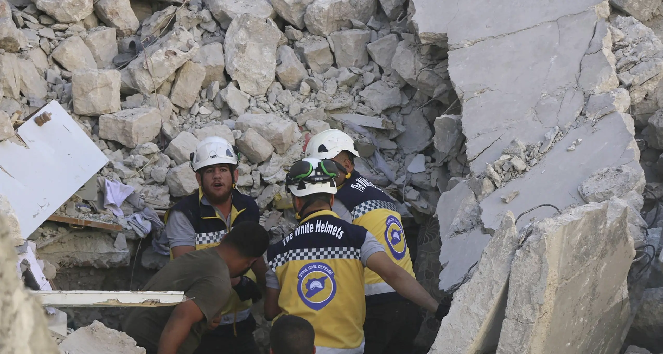 Siria, ucciso il fotografo-eroe dei Caschi Bianchi