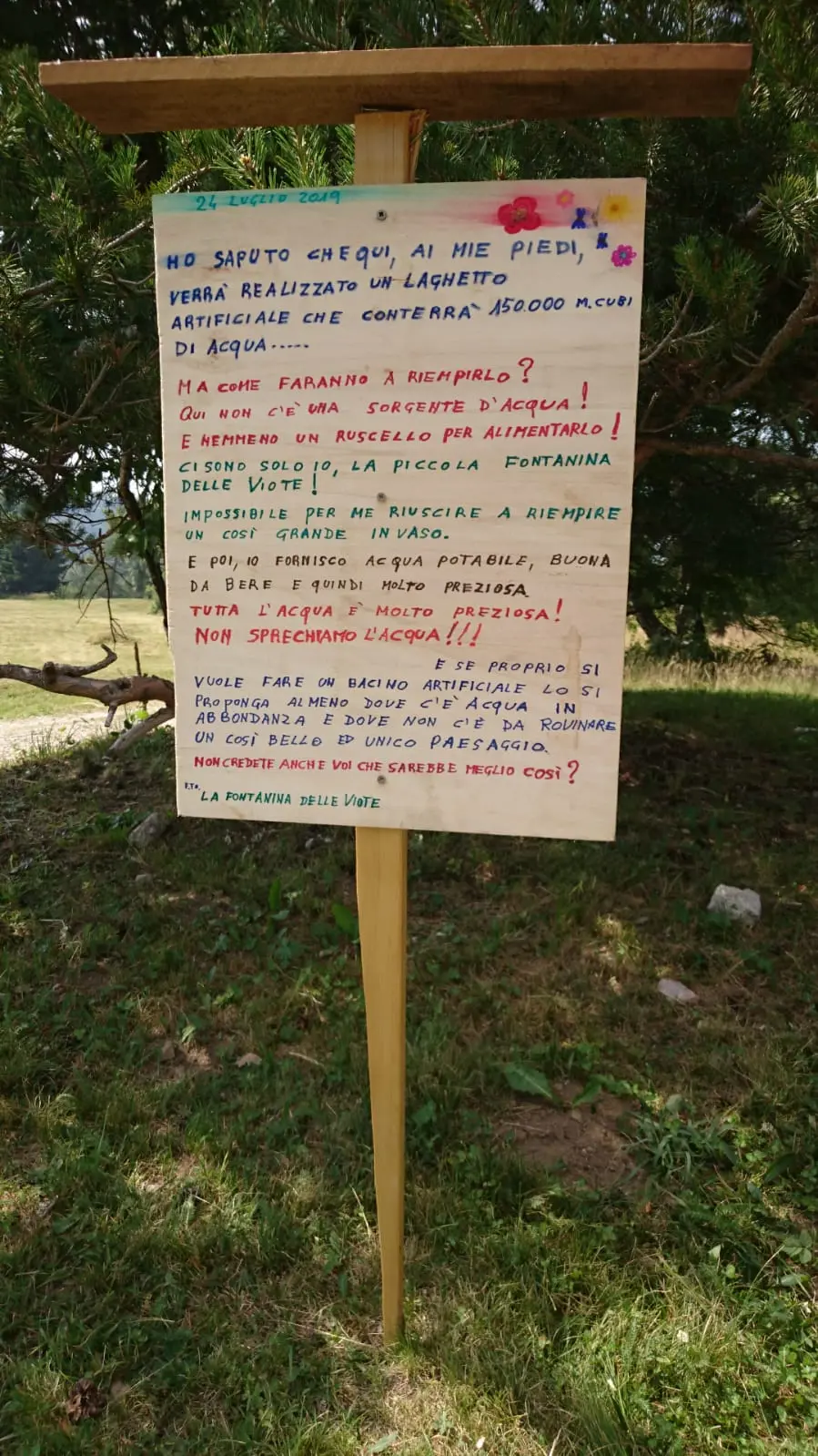 La fontanina delle Viote contro il bacino artificiale sul Monte Bondone