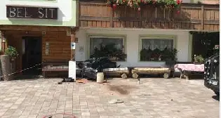 Salta la rotatoria e \"vola\" sulla panchina di una casa Gravissimo un motociclista