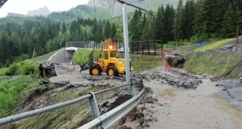 Temporali dal pomeriggio in Trentino Danni nelle valli Rendena e Fassa Chiuso il Passo Pordoi per frane