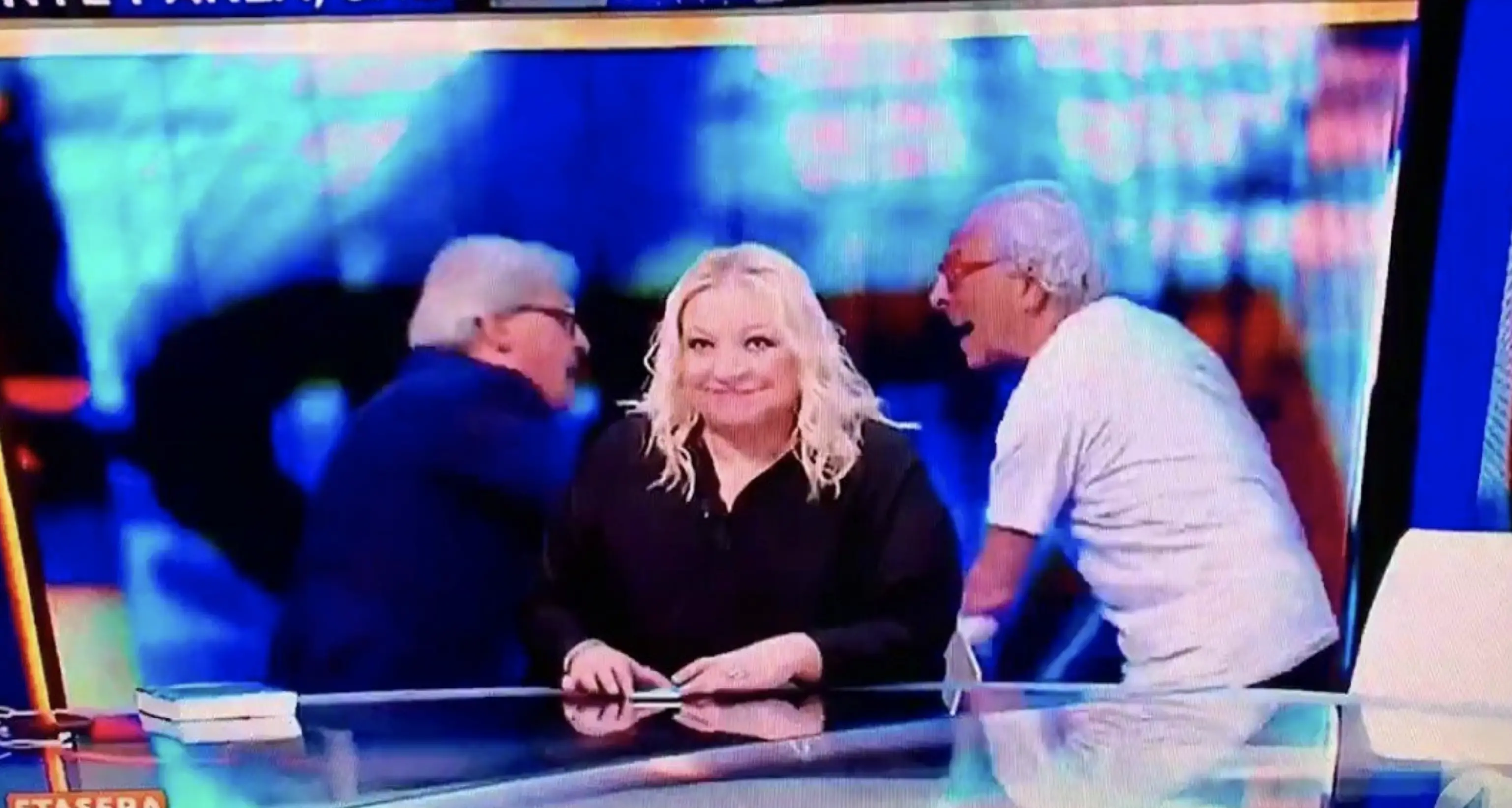 Vittorio Sgarbi in televisione rissa con Mughini, parolacce e un assalto a colpi di sedia