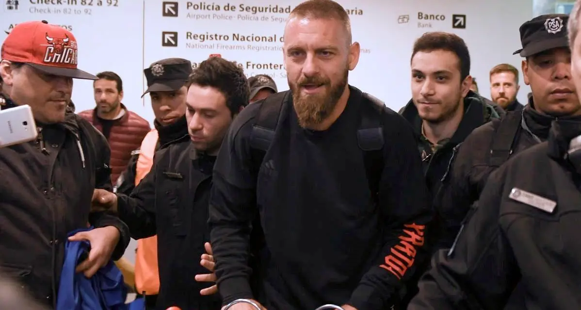 De Rossi sbarca in Argentina è già l'idolo del Boca Junior folla ad attenderlo all'arrivo