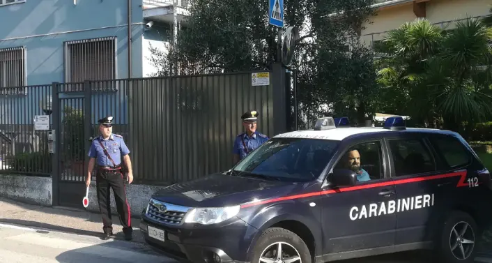 Piante di cannabis in casa Nei guai un 50enne Segnalati sette giovani