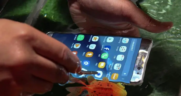 Accuse a Samsung: mente sul telefono waterproof