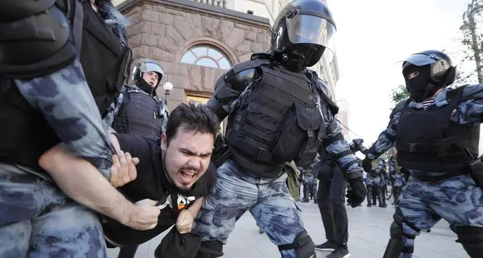 Mosca, proteste anti-Putin almeno 700 contestatori arrestati dalla polizia