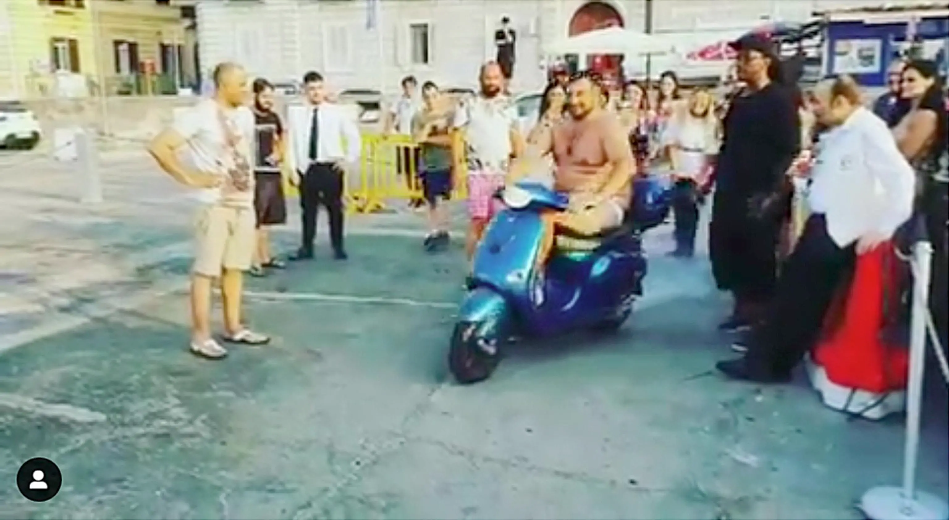 Fermo immagine del video postato sul suo profilo Instagram da Mario Balotelli in cui si vede un uomo tuffarsi (e riemergere) con il suo scooter nel mare del porticciolo di Mergellina, a Napoli, dopo aver ricevuto dall'ex attaccante della nazionale italiana di calcio la somma di 2mila euro. PROFILO INSTAGRAM MARIO BALOTELLI +++ATTENZIONE LA FOTO NON PUO' ESSERE PUBBLICATA O RIPRODOTTA SENZA L'AUTORIZZAZIONE DELLA FONTE DI ORIGINE CUI SI RINVIA+++ ++HO ? NO SALES EDITORIAL USE ONLY++