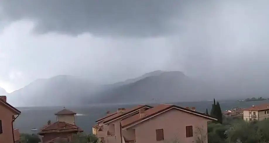 Il video della tempesta sul Garda Dalla grandine al sole in pochi istanti