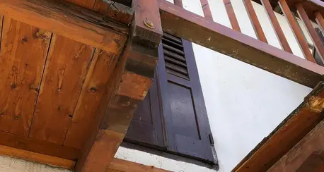 Tesero, cede il poggiolo di legno Cadono papà e bimba di 2 anni