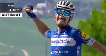 Affondo vincente di Alaphilippe Vittoria di tappa e maglia gialla
