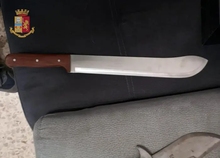 Gli ogetti sequetrati dalla Digos e dalla polizia nell'ambito di una operazione contro la destra oltranzista, con diverse perquisizioni di abitazioni e sedi di militanti d'area di Torino e Ivrea, 9 luglio 2019. ANSA/ POLIZIA EDITORIAL USE ONLY NO SALES