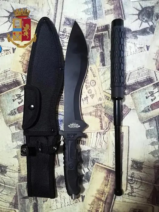 Gli ogetti sequetrati dalla Digos e dalla polizia nell'ambito di una operazione contro la destra oltranzista, con diverse perquisizioni di abitazioni e sedi di militanti d'area di Torino e Ivrea, 9 luglio 2019. ANSA/ POLIZIA EDITORIAL USE ONLY NO SALES